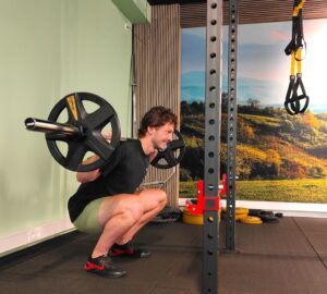 Jesse voert een squat uit